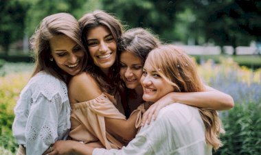 30 Beautiful Poems About Friendship That Touch the Heart