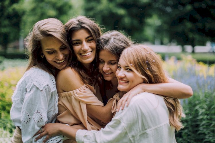 30 Beautiful Poems About Friendship That Touch the Heart