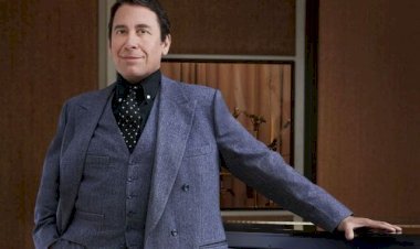 Jools Holland Net Worth Revealed: BBC Shows, Piano Tours & Earnings